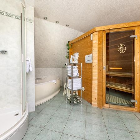 Landhotel Zur Schmiede Göhren-Lebbin エクステリア 写真