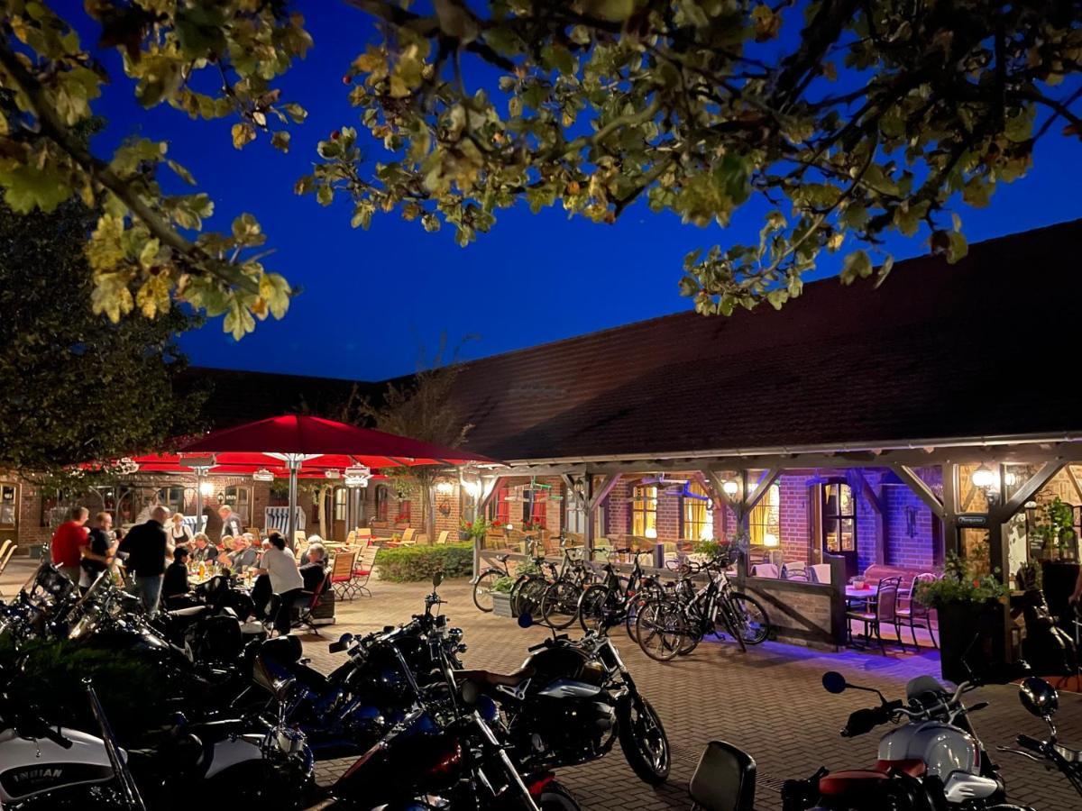 Landhotel Zur Schmiede Göhren-Lebbin エクステリア 写真