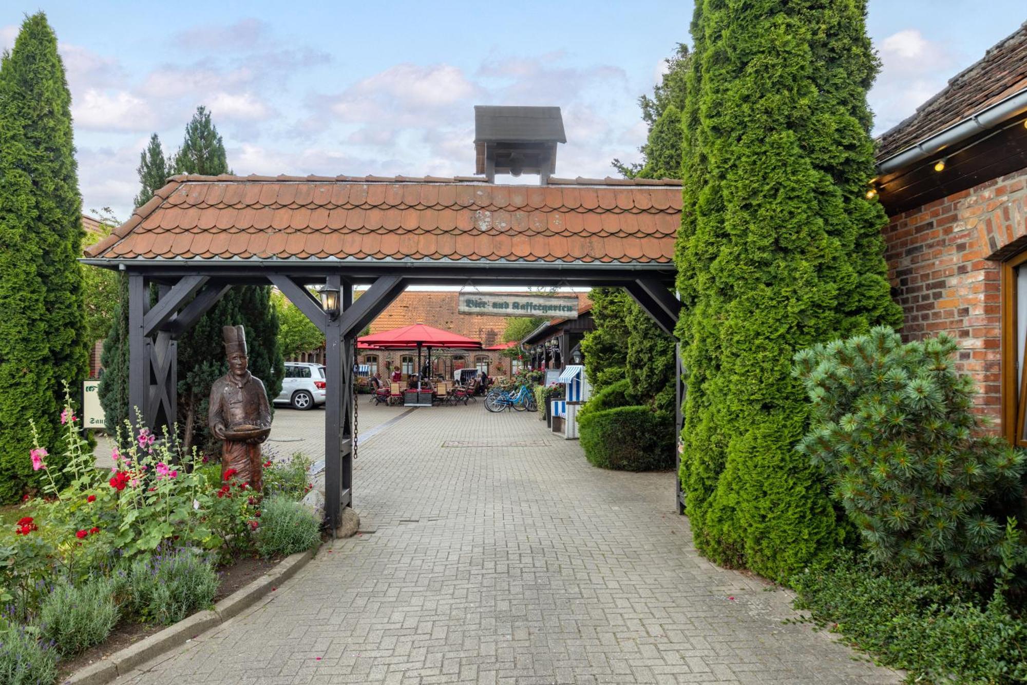 Landhotel Zur Schmiede Göhren-Lebbin エクステリア 写真