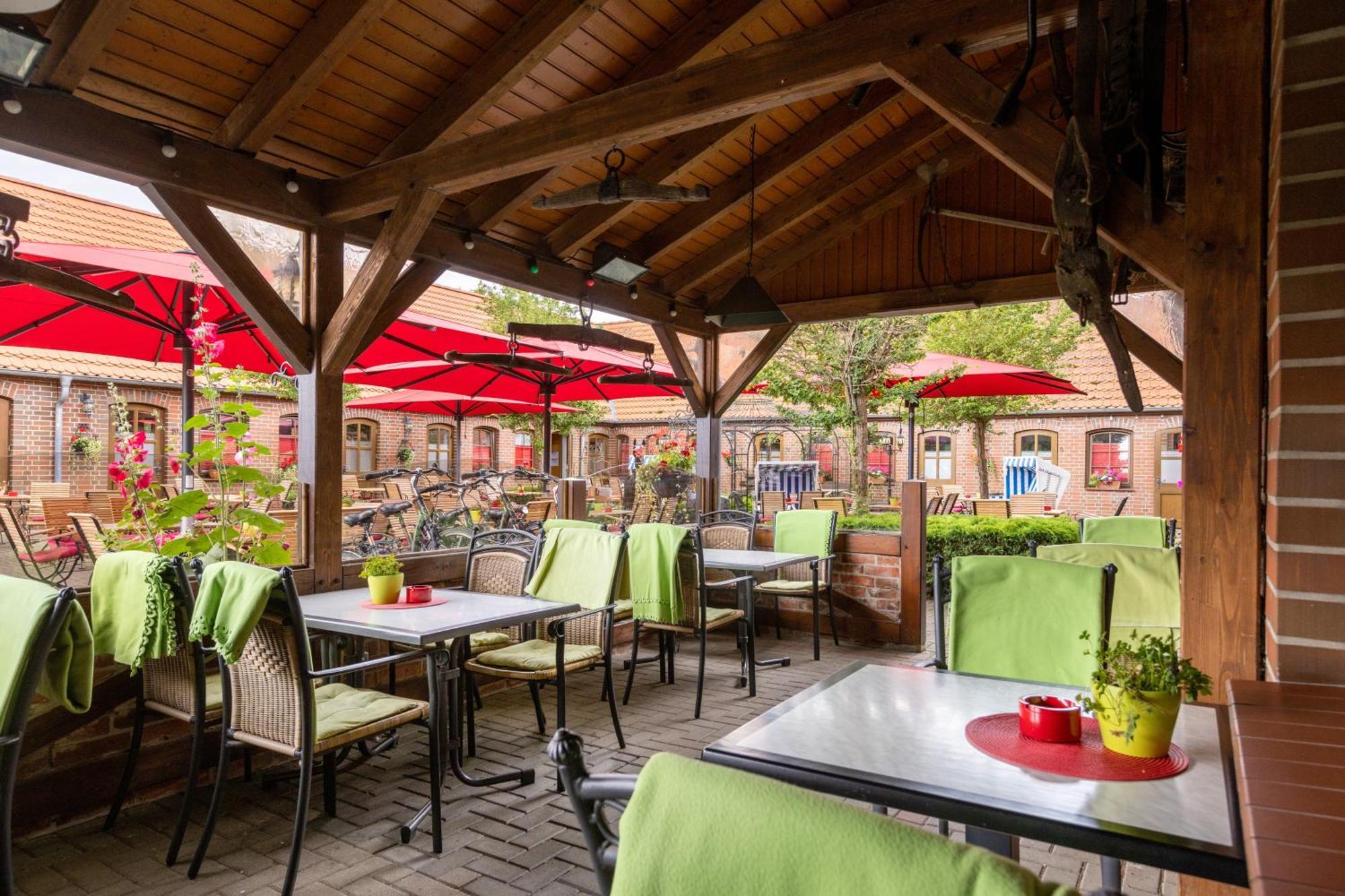 Landhotel Zur Schmiede Göhren-Lebbin エクステリア 写真