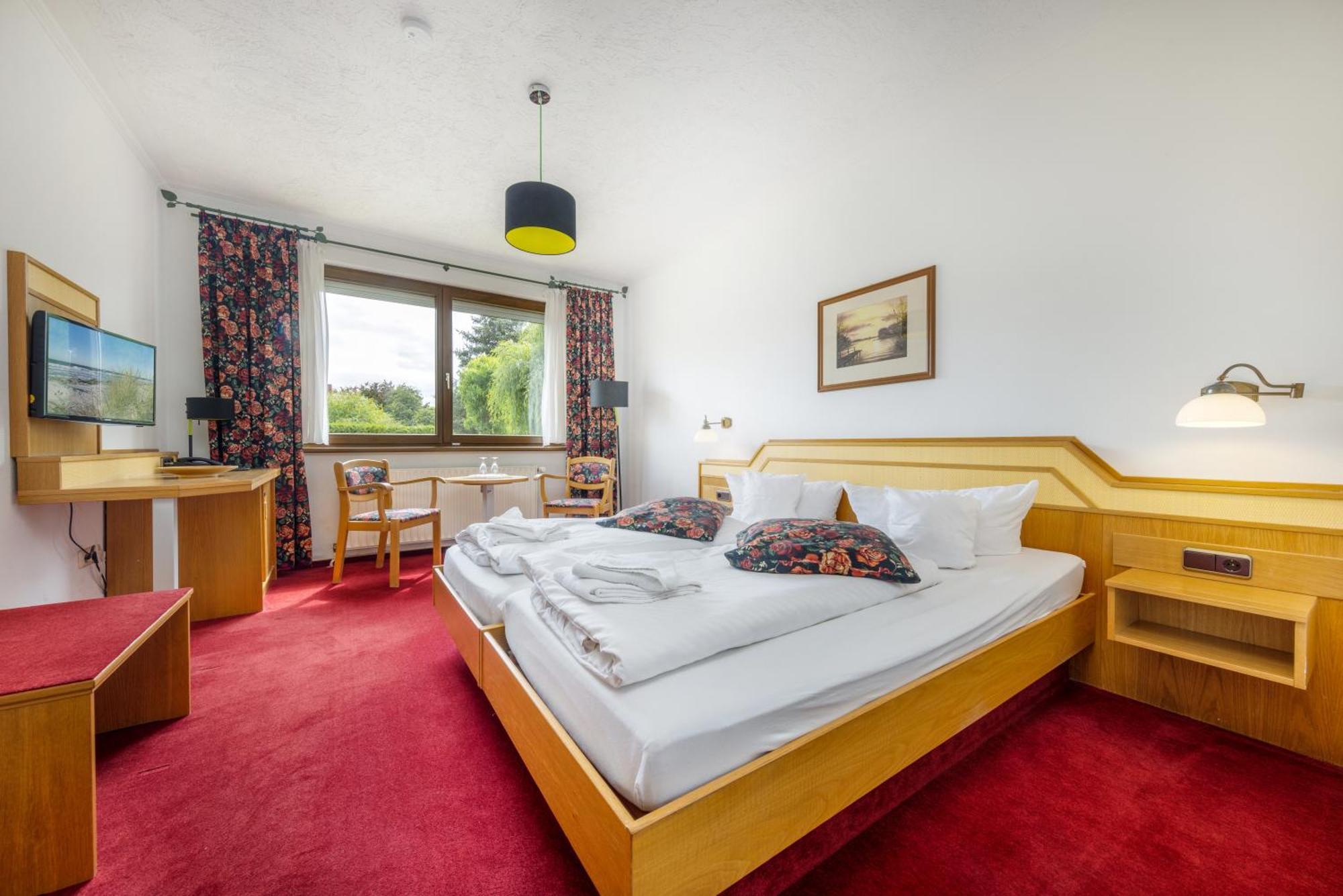 Landhotel Zur Schmiede Göhren-Lebbin エクステリア 写真
