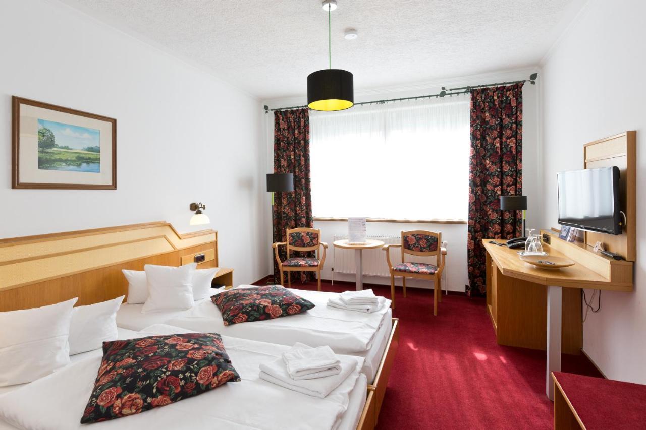 Landhotel Zur Schmiede Göhren-Lebbin エクステリア 写真